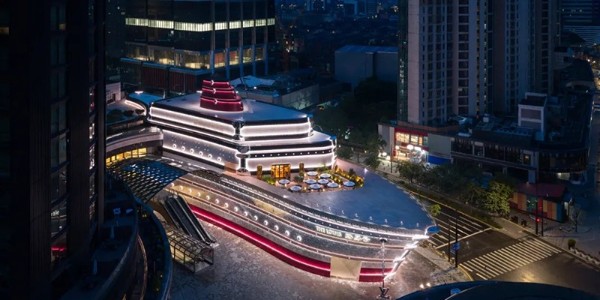 以船型為亮點，設計一艘銀光閃閃的“巨輪”